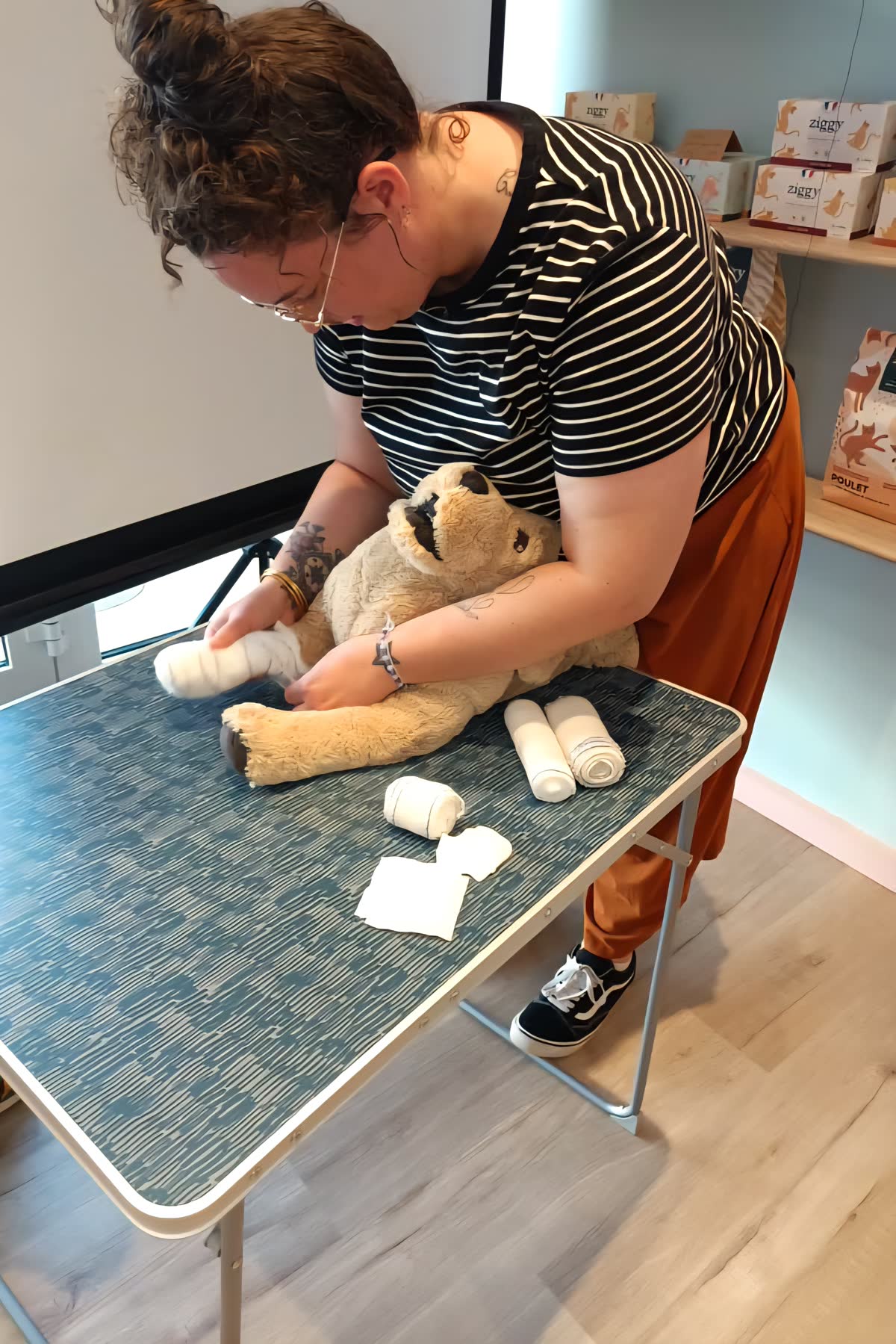 Cindy en formation premiers secours sur un mannequin canin
