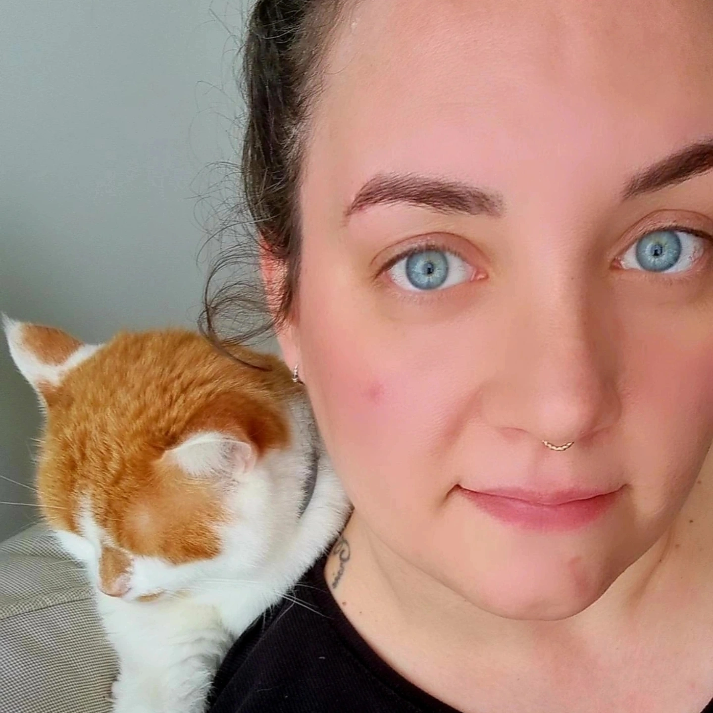 Portrait de Cindy avec son chat roux